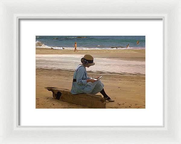Reading a letter on the beach - Framed Print